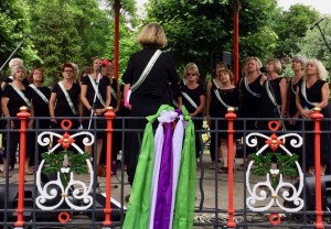 Kathie conducts Viva Women's Choir at the Borough Gardens bandstand